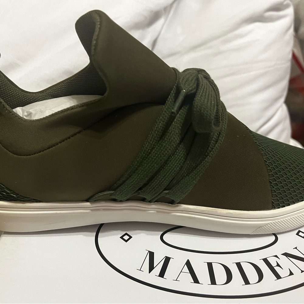 BNIB Steve Madden Lancer sneaker